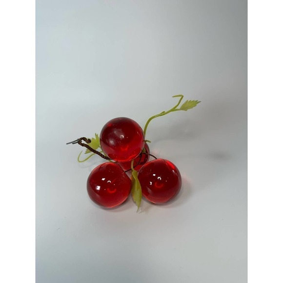 SMALL bunch of red vintage lucite grapes - Picture 2 of 7
